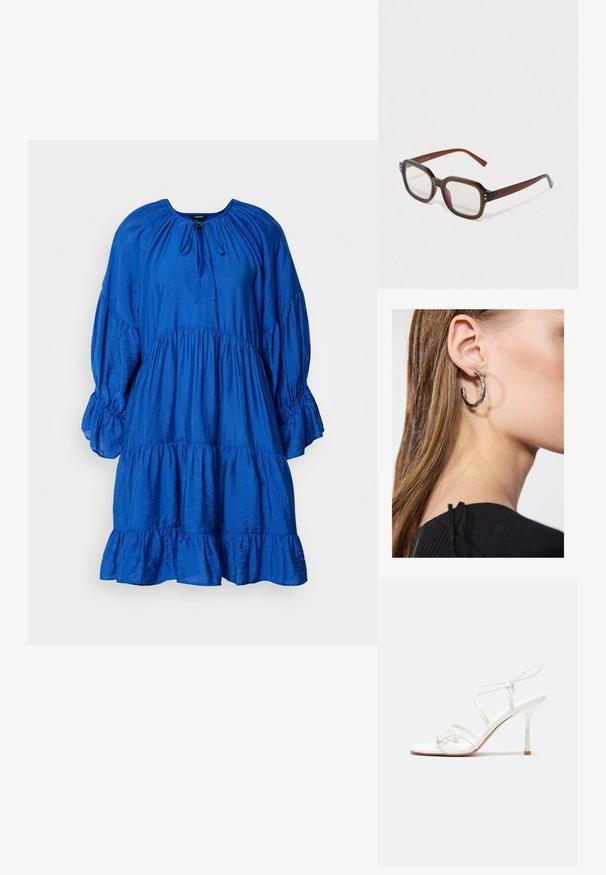 Mėlyna, sluoksniuota suknelė su apvaliu iškirpimu, pūkuotomis rankovėmis ir susiraukšlėjusia juosmens dalimi. Pagaminta iš tekstūruoto audinio su švelniu blizgesiu.; Baltas dirželis su aukštu kulnu sandalai su plokščiu pirštu, tekstūruota priekinė dalis su susiraukšlėjimais ir plonas kulkšnies dirželis.; Rudos permatomus rectangularus akinius su skaidriais lęšiais, šiek tiek purpurinio atspindžio ir mažais auksiniais dekoratyviniais taškais prie priekinio kampo.; Sidabrinė lankinė auskarai su poliruotu paviršiumi, turintys mažus auksinius akcentus ir apvalią formą, dėvimi ant ausies kaušelio.