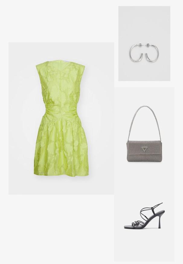 Lime zaļas krāsas kleita no viegla, strukturēta auduma ar ziedu rakstu; pieguļoša augšdaļa, izplestais svārks un aizmugurējā rāvējslēdzēja aizdare.; Melnas augstpapēžu sandales ar plāniem siksniņām un mezgla dizainu, gluda kvadrātveida purngalu un elegantu stiletto papēdi.; Gaiši pelēka metāla rokassoma ar ķēdes siksnu, rotāta ar mazām apaļām metāla kniedēm un trīsstūra zīmola logo.; Sudraba stīpas auskari ar gludu, spīdīgu virsmu, izceļas ar izliektaveida formu un aizdari ar tapu. Minimālistisks dizains ar mūsdienīgu apdari.