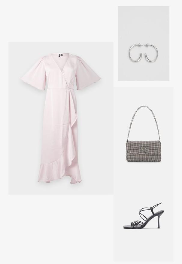 Šviesiai rožinė apgaubta suknelė su trumpomis rankovėmis, V formos iškirpte ir banguotu apvadu. Pagaminta iš lygaus, satino atrodančio audinio su surišamu juosmens akcentu.; Juodos aukštakulnės sandalai pasižymi plonyčiais dirželiais su mazgo dizainu, lygiu kvadratiniu pirštu ir elegantišku stiletto kulnu.; Šviesiai pilka metalinė rankinė su grandinėlės dirželiu, papuošta mažais apvaliais metaliniais smeigėmis ir trikampiu prekės ženklu.; Sidabriniai lankelio formos auskarai su lygiu, blizgiu paviršiumi, išlenktos formos ir su užsegimu. Minimalistinio dizaino su moderniu apdaila.