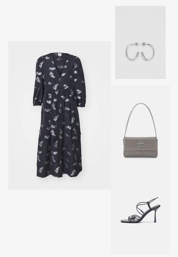 Schwarzes Maxikleid mit Blumenmuster. Verfügt über einen V-Ausschnitt, eine Knopfleiste und Puffärmel. Hergestellt aus leichtem Stoff mit glatter Textur.; Schwarze, hochhackige Sandalen mit dünnen Riemen und einem geknoteten Design, einer glatten, rechteckigen Zehenpartie und einem eleganten Stiletto-Absatz.; Hellegraue metallische Handtasche mit einer Kettenriemen, verziert mit kleinen kreisförmigen metallic Nieten und einem dreieckigen Markenlogo.; Silberne Creolen mit einer glatten, glänzenden Oberfläche. Abgerundete Form, leichtes Design, mit einer Steckverschluss.