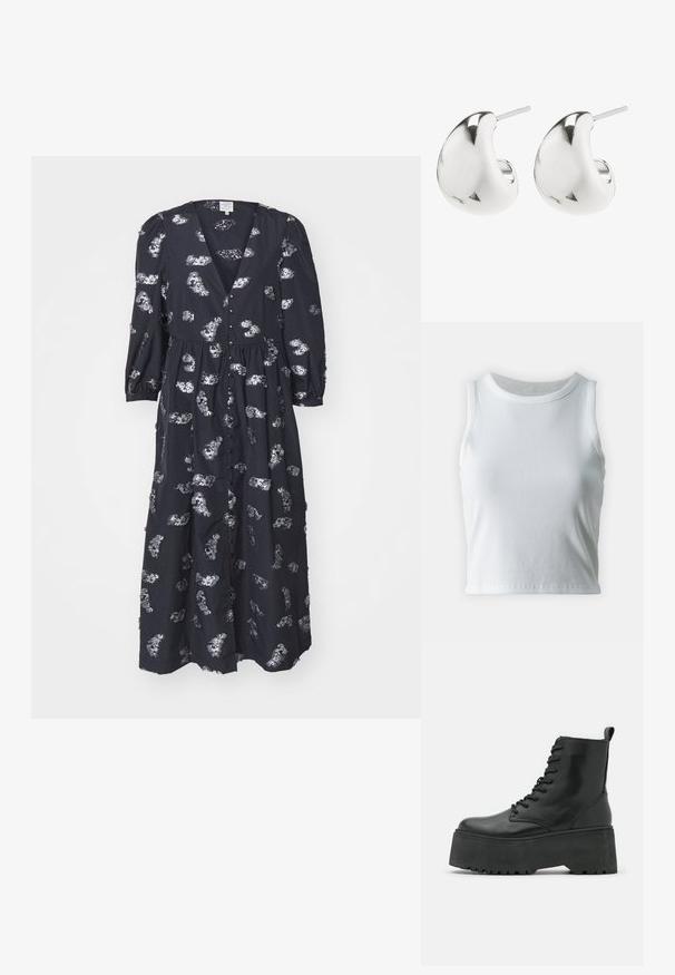 Czarna maxi sukienka w kwiatowy nadruk. Posiada dekolt w kształcie V, zapięcie na guziki i bufiaste rękawy. Wykonana z lekkiego materiału o gładkiej fakturze.; Biała, prążkowana koszulka na ramiączkach z okrągłym dekoltem i bez rękawów, z prostym dołem i gładką, elastyczną teksturą.; Czarne botki do kostki z grubą platformą, wykonane z gładkiej skóry, z sznurowanym zapięciem i pętelką z tyłu.; Srebrne kolczyki w kształcie studów o gładkim, zaokrąglonym wzorze. Posiadają wypolerowane wykończenie oraz zapięcie w formie sztyftu, zapewniające bezpieczeństwo noszenia.