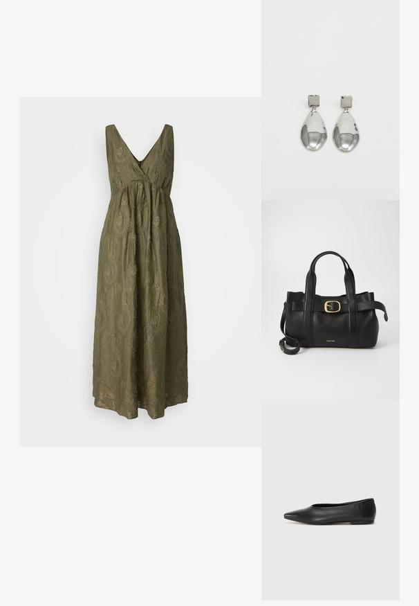 Olijfgroene, mouwloze maxi-jurk met een V-hals, geplooide taille en een gemarmerd paisleypatroon. Vloeiende stof, lichtgewicht ontwerp.; Zwarte leren balletflat, puntige neus, minimalistisch design, gladde textuur, lage hak, geen zichtbaar beslag of versieringen.; Zwarte leren handtas met een gestructureerd ontwerp, dubbele handgrepen aan de bovenkant, een gouden gespaccent en een geperst merklogo aan de voorkant.; Zilveren druppeloorbellen met een vierkante stud, voorzien van een gladde, gepolijste afwerking en een druppelvorm, die het licht weerspiegelt met een glanzend oppervlak.