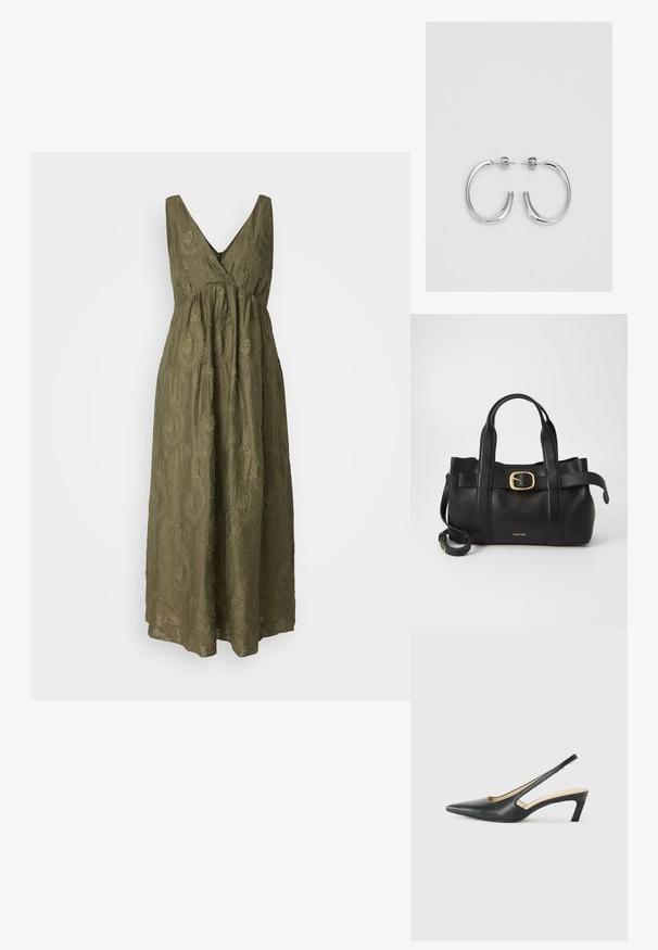 Olivgrünes, ärmelloses Maxikleid mit V-Ausschnitt, geraffter Taille und strukturiertem Paisleymuster. Fließender Stoff, leichtes Design.; Schwarzer spitz zulaufender Slingback-Schuh mit niedrigem Absatz, der aus glattem Leder gefertigt ist und seitliche Ausschnitte für Atmungsaktivität aufweist.; Schwarze Lederhandtasche mit strukturiertem Design, doppelten oberen Griffen, goldfarbenem Schnallenakzent und geprägtem Markenlogo auf der Vorderseite.; Silberne Creolen mit einer glatten, glänzenden Oberfläche. Abgerundete Form, leichtes Design, mit einer Steckverschluss.