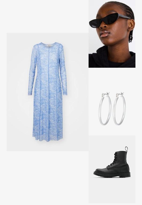 Dlouhá šaty s dlouhými rukávy v světle modré průhledné tkanině s květinovým vzorem růží. Má kulatý výstřih a přímou siluetu se švy.; Černá kožená bojová bota s kulatou špičkou, šněrováním vpředu a poutkem na zadní straně u kotníku. Vybavena silnou gumovou podrážkou pro maximální trvanlivost.; Černé sluneční brýle ve tvaru kočičích očí s matným povrchem, které mají elegantní design a jemně zaoblené okraje, umístěny na pozadí modelova tmavého oblečení.; Stříbrné kruhové náušnice s hladkým, lesklým povrchem. Kulatý tvar a bezpečné zapínání na klip. Lehký design vhodný pro každodenní nošení.