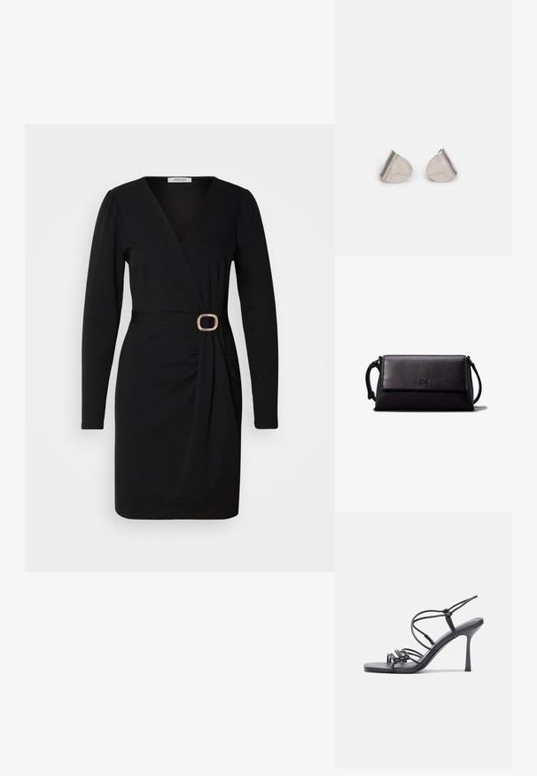 Robe noire enroulée avec des manches longues, décolleté en V et un détail froncé sur le côté. Présente une ceinture en tissu avec une boucle ronde dorée. Texture lisse.; Des sandales noires à talons hauts avec des fines lanières au design noué, un bout carré lisse et un talon aiguille élégant.; Pochette en cuir noir avec une forme rectangulaire, texture lisse, fermeture à rabat plat et une petite poignée sur le côté. Présente un logo discret.; Boucles d'oreilles en métal argenté avec une forme larmoyante lisse et une finition polie. Des gravures subtiles ajoutent des détails. Design minimaliste.