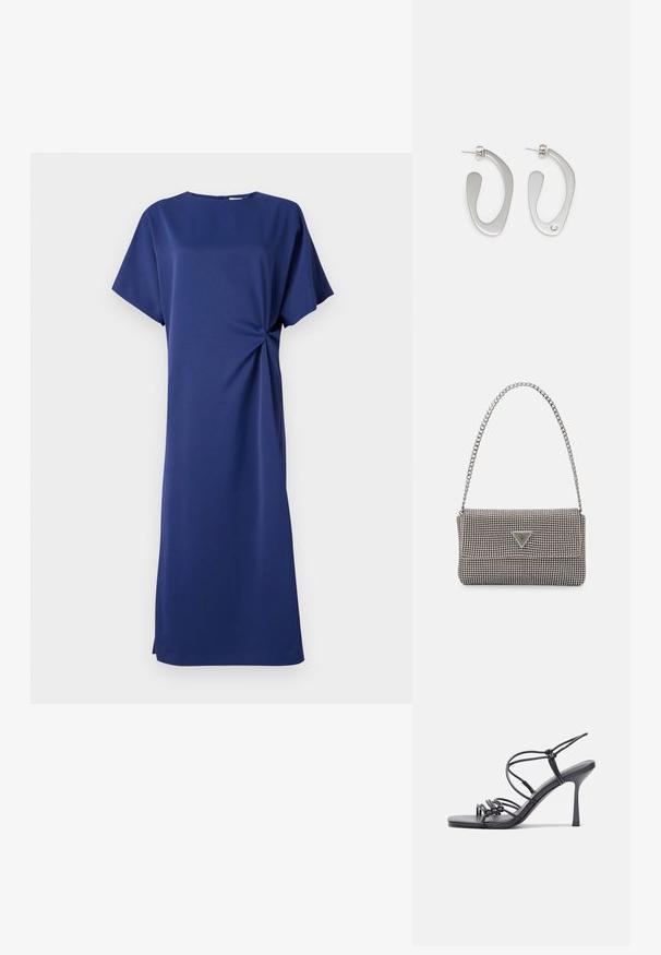 Löydä tummansininen mekko lyhyillä hihoilla, pyöreällä pääntiellä ja sivusolmiolla. Valmistettu sileästä kankaasta, jossa on suora leikkaus ja polviin ulottuva pituus.; Mustat korkokengät sandaalit, joissa on ohuet hihnat solmittuna, sileä neliön muotoinen varvasosa ja tyylikäs stiletto-korko.; Vaalea harmaa metallinen käsilaukku, jossa on ketjusanka. Laukku on koristeltu pienillä pyöreillä metallikoruilla ja kolmion muotoisella brändilogolla.; Hopeakosketin korvakorut, joissa on virtaava, abstrakti muoto ja kiiltävä pinta. Yksi niistä on korostettu pienellä kristallitwistillä.