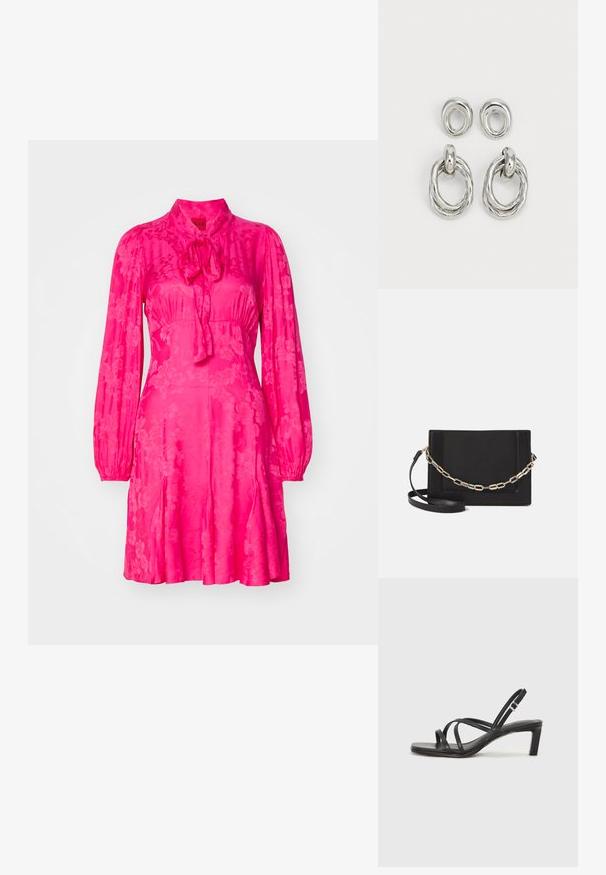 Ružové kvetinové šaty s dlhými rukávmi, vysokým golierom a detailom viazané mašle na krku. Vyrobené z lesklého materiálu s rozšírenou sukňou.; Čierne sandále na vysokom podpätku so štvorcovou špičkou a nízkym blokovým podpätkom. Obsahujú viacero tenkých popruhov a nastaviteľný členkový popruh. Vyrobené z hladkej kože.; Čierna kožená crossbody taška s hladkou textúrou, obdĺžnikovým tvarom a kovovým reťazovým detailom na prednej strane. Súčasťou je nastaviteľný popruh.; Strieborné kovové náušnice s dvoma dizajnmi: skrútený kruhový náušník a hladký kruhový napichovací šperk. Odrážajúci povrch zvyšuje eleganciu.
