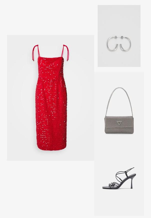 Czerwona sukienka bez rękawów o dopasowanym kroju, pokryta cekinami, z regulowanymi ramiączkami i prostym dolnym wykończeniem.; Czarne sandały na wysokim obcasie mają cienkie paski z węzłowym wzorem, gładki, kwadratowy czubek i smukły obcas w stylu szpilki.; Jasnoszara metaliczna torebka na łańcuszku, ozdobiona małymi okrągłymi metalowymi ćwiekami oraz trójkątnym logo marki.; Srebrne kolczyki na biglu o gładkim, błyszczącym wykończeniu. O zaokrąglonym kształcie, lekkim designie, z zamknięciem na zatrzask.