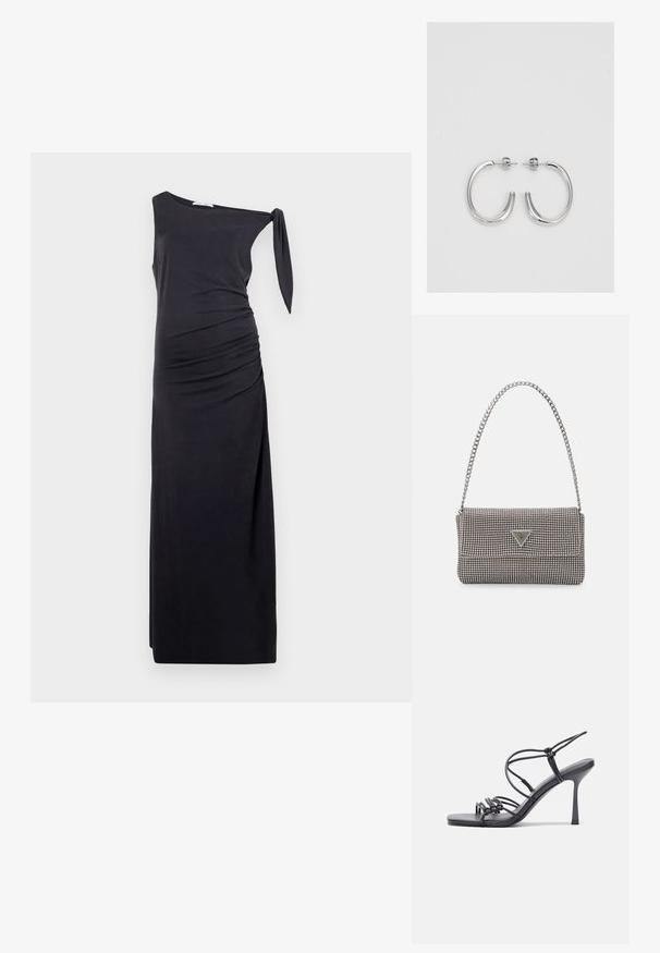 Čierne asymetrické šaty s jedným ramenom z mäkkej textílie, s bočným riasením a viazaním na ramene. Dlhý a priliehavý strih.; Čierne sandále na vysokom podpätku majú tenké remienky s uzlovým dizajnom, hladký štvorcový špičku a elegantný stiletto podpätok.; Svetlošedá metalická kabelka s reťazovým popruhom, ozdobená malými kruhovými kovovými štítkami a trojuholníkovým logom značky.; Strieborné kruhové náušnice s hladkým a lesklým povrchom. Okrúhly tvar, ľahký dizajn, s uzáverom na kolík.