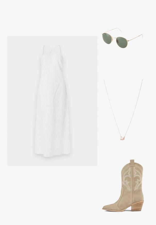 Biała sukienka w paski z krzyżowym tyłem, wykonana z lekkiego materiału. Posiada cienkie pionowe czarne paski i zwiewny krój.; Beżowy kowbojski but z zamszu z zaostrzonym noskiem, ozdobnym białym przeszyciem, wysoką cholewką i piętą z ułożonych warstw drewna.; Okulary przeciwsłoneczne w złotej metalowej oprawie z zielonymi soczewkami, o okrągłym kształcie, cienkich zausznikach i białych plastikowych akcentach na końcach ramion.; Naszyjnik w kolorze różowego złota z zawieszką w kształcie łabędzia, zdobiony przezroczystymi kryształami. Łańcuszek ma delikatny wzór ogniw.