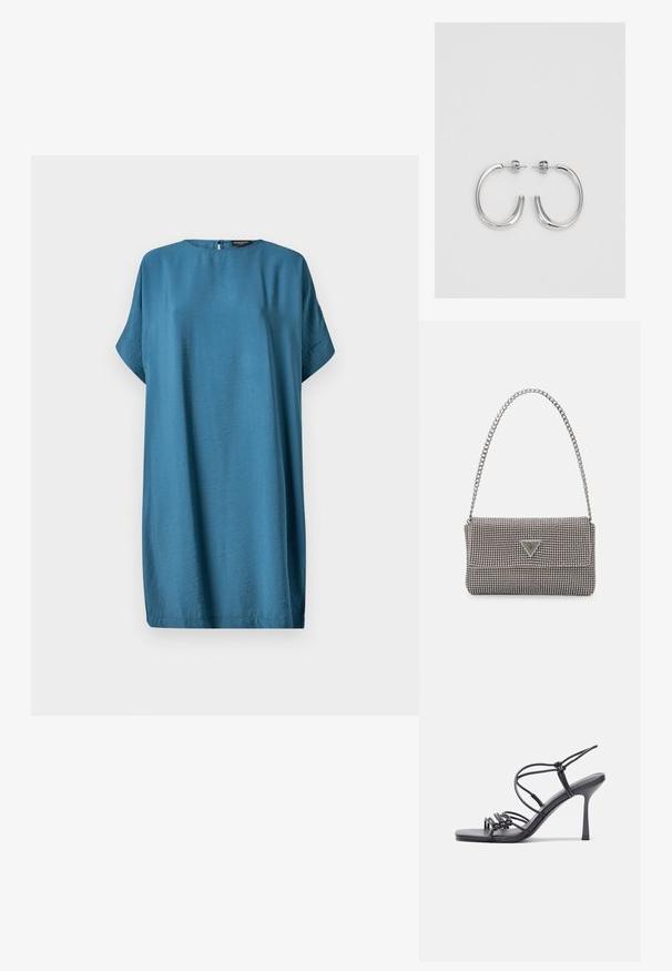 Tirkizna prevelika haljina s okruglim izrezom, kratkim rukavima i otvorom s dugmetom na leđima. Izrađena od glatkog, laganog materijala.; Crne sandale na visokoj potpetici imaju tanke trake s čvorastim dizajnom, glatki kvadratni vrh i elegantnu stiletto petu.; Svijetlosivi metalik ruksač s lancem, ukrašen malim okruglim metalnim zakovicama i trokutastim logotipom marke.; Srebro naušnice u obliku prstena s glatkom, sjajnom završnom obradom. Zaobljenog oblika, laganog dizajna, s kopčom na poleđini.