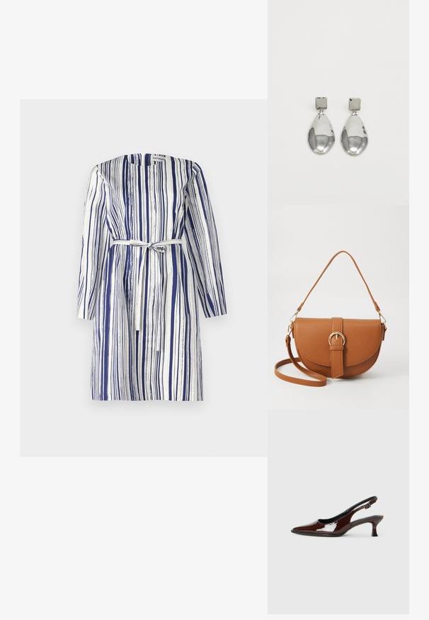 Pruhované šaty v námořnické modré a bílé barvě, s knoflíkovým zapínáním vpředu, dlouhými rukávy a páskem v pase pro nastavitelný střih.; Hnědé lakované kožené slingback boty s špičatou špičkou a mírným podpatkem. Disponují přezkou pro bezpečné upevnění. Hladký povrch.; Hnědá kožená křížová taška s zakřiveným tvarem, zlatými detaily a akcentem s přezkou. Obsahuje odnímatelný popruh na rameno.; Stříbrné kapkové náušnice se čtvercovou například, s hladkým, lesklým povrchem a kapkovým tvarem, odrážející světlo lesklým povrchem.