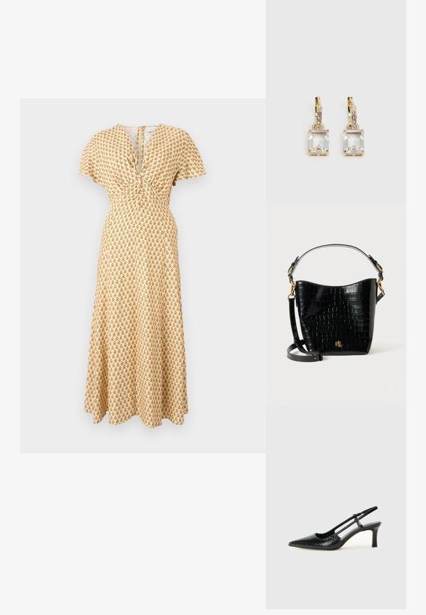 Maxi šaty zo svetložltého materiálu s kvetinovým vzorom v hnedej farbe. Výstrih do V so zberanými detailmi a krátkymi rukávmi. Hladká textúra.; Čierne patentové slingback topánky na ihlovom podpätku s špicatou špičkou, s textúrovaným hadím vzorom, nastaviteľným popruhom a krátkym, textúrovaným blokovým podpätkom.; Čierna kabelka z kože s embosovaným hadím vzorom, zakriveného tvaru, so zlatými kovovými doplnkami, nastaviteľným popruhom a detailom loga na prednej strane.; Náušnice v zlatej farbe, ktoré majú obdĺžnikový, transparentný kryštál visiaci pod radom malých, guľatých, čírych akcentov. Elegantný, moderný dizajn.