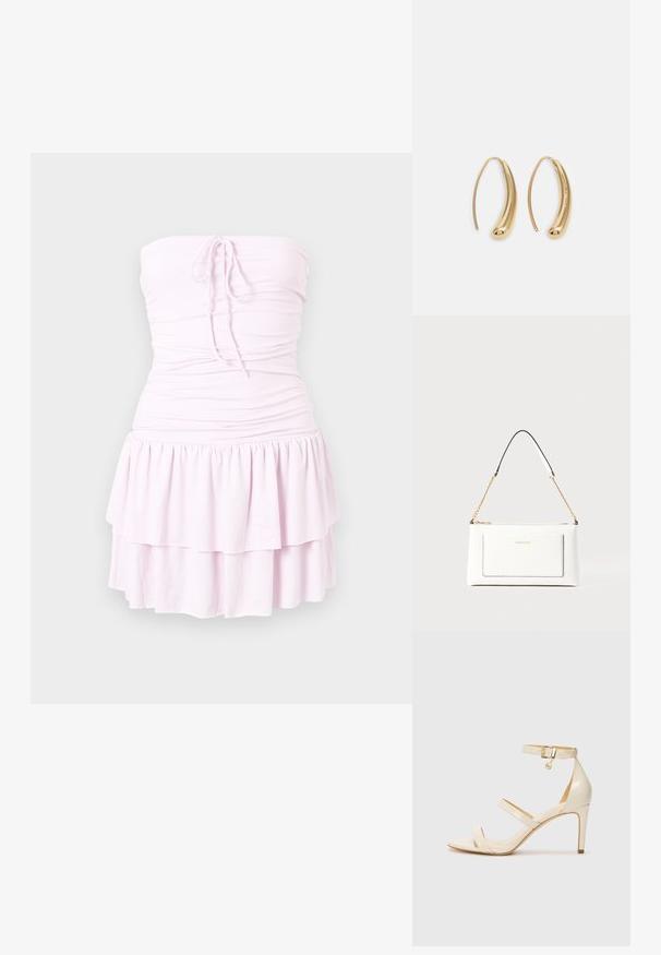 Vestido mini sem alças de cor rosa claro, com corpete drapeado, detalhe de laço na parte central da frente e uma saia com camadas duplas de babados.; Sandálias de salto alto bege com tira fina no tornozelo e duas tiras superiores. Acabamento em patentes brilhantes e detalhe em dourado na tira do tornozelo.; Bolsa de mão branca em couro com acabamento texturizado, featuring a corrente dourada e detalhes pretos. Inclui um bolso frontal e fecho com zipper.; Brincos em metal dourado com forma de arco alongado e curvado. Apresentam uma superfície lisa e brilhante, com uma ponta arredondada para um detalhe adicional.