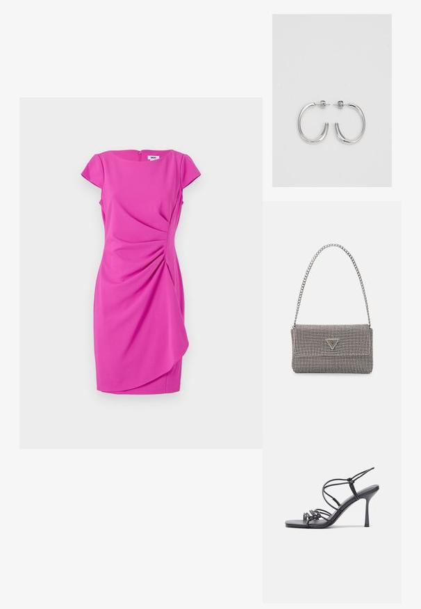 Tät rosa klänning med korta capärmar, rundad halsringning och diagonala draperingar fram. Har en diskret dragkedja i ryggen.; Svarta högklackade sandaler har tunna remmar med en knuten design, en slät fyrkantig tå och en smal stilettklack.; Ljusgrå metallisk handväska med kedjestropp, prydd med små cirkulära metallnitar och en triangulär logotyp.; Silverfärgade hängande örhängen med en slät, blänkande yta. Rundad form, lätt design, med ett stift- och bakstängning.