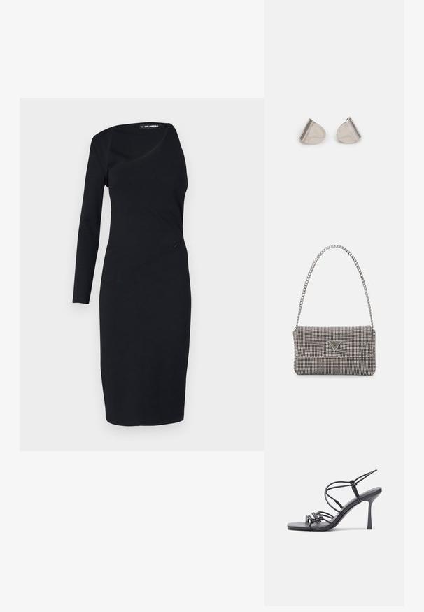 Svart langermet kjole med asymmetrisk design, laget av et glatt stoff. Har en drapert front og en slim fit.; Svart høye hælsandaler har tynne stropper med en knyttet design, en glatt firkantet tå og en elegant stiletto-hæl.; Lys grå metallisk håndveske med kjedehank, dekorert med små sirkulære metalliske nagler og en triangel merkevarelogo.; Sølvmetalløreringer med en jevn, dråpeform og en polert finish. Subtile graveringer legger til detaljer. Minimalistisk design.