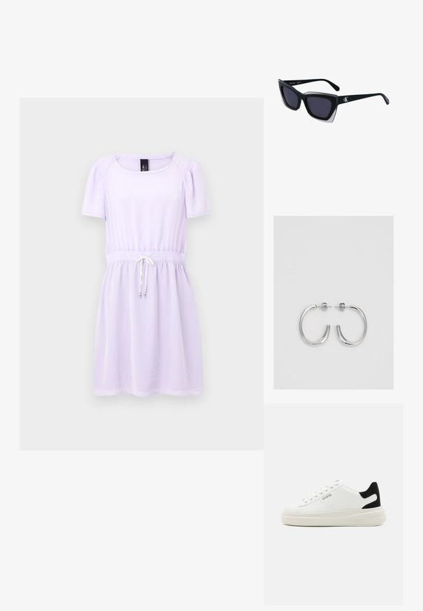 Vestido corto de manga corta en color lila con cintura fruncida y detalle de cordón, hecho de un material suave y ligero. Cuenta con un escote cuadrado.; Zapatillas blancas de cuero con una suela blanca gruesa, acento en el talón de ante negro y logo grabado en el lateral. Diseño de cordones con seis ojales.; Gafas de sol negras de gran tamaño con una forma geométrica, que presentan lentes oscuros y un detalle gris contrastante en la montura. Logo en la pata.; Aros de plata en forma de aro con un acabado liso y brillante. Diseño redondeado y ligero, con cierre de tipo post-back.