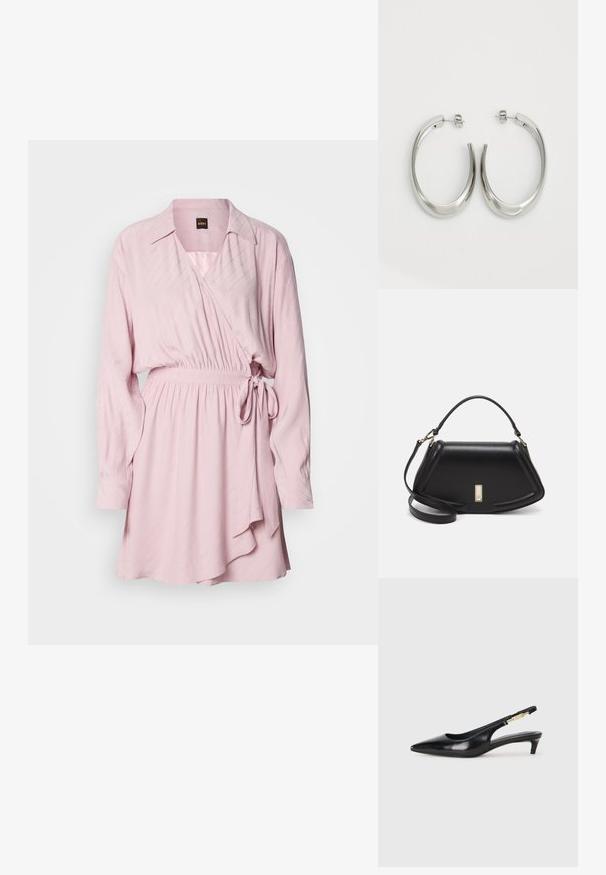 Wrap-klänning i ljusrosa tyg med präglade diagonala ränder, långa ärmar, krage och knytbälte i midjan. Flödande design.; Svart läder slingback-hälar med spetsig tå, med en smal klack och en guldtonad detalj på den justerbara remmen. Slät textur.; Svart läderhandväska med en strukturerad design, som har en avskuren form, ett handtag upptill och guldiga detaljer. Justerbar axelrem ingår.; Silverfärgade hoopsörhängen med en slät, böjd design. Har en glänsande metallisk yta och ett stiftlås. Inga synliga mönster eller detaljer.