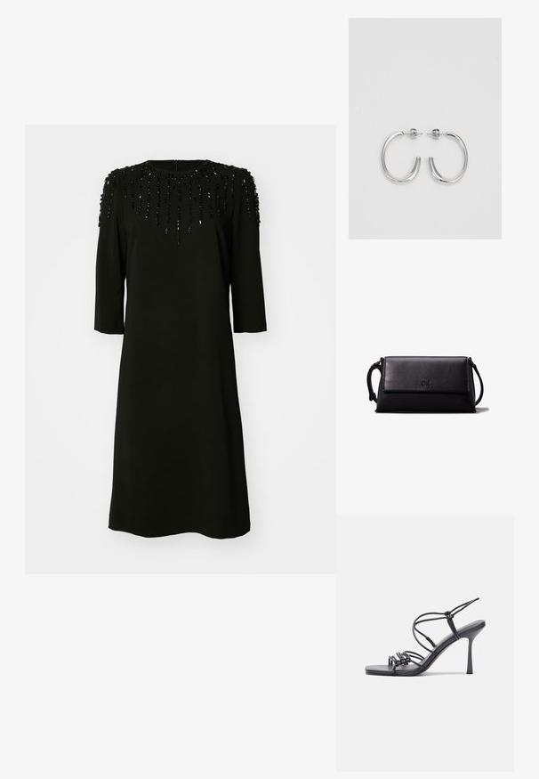 Schwarzes Kleid mit Rundhalsausschnitt und dreiviertellangen Ärmeln. Das Oberteil verfügt über beaded Akzente, die in einem vertikalen Muster angeordnet sind.; Schwarze, hochhackige Sandalen mit dünnen Riemen und einem geknoteten Design, einer glatten, rechteckigen Zehenpartie und einem eleganten Stiletto-Absatz.; Schwarze Leder-Clutch mit rechteckiger Form, glatter Textur, flacher Klappe und einem kleinen Griff seitlich. Enthält ein dezentes Logo.; Silberne Creolen mit einer glatten, glänzenden Oberfläche. Abgerundete Form, leichtes Design, mit einer Steckverschluss.