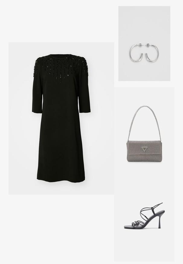 Čierne šaty s okrúhlym výstrihom a tromi štvrtinovými rukávmi. Hruď má zdobené korálkami usporiadanými v vertikálnom vzore.; Čierne sandále na vysokom podpätku majú tenké remienky s uzlovým dizajnom, hladký štvorcový špičku a elegantný stiletto podpätok.; Svetlošedá metalická kabelka s reťazovým popruhom, ozdobená malými kruhovými kovovými štítkami a trojuholníkovým logom značky.; Strieborné kruhové náušnice s hladkým a lesklým povrchom. Okrúhly tvar, ľahký dizajn, s uzáverom na kolík.