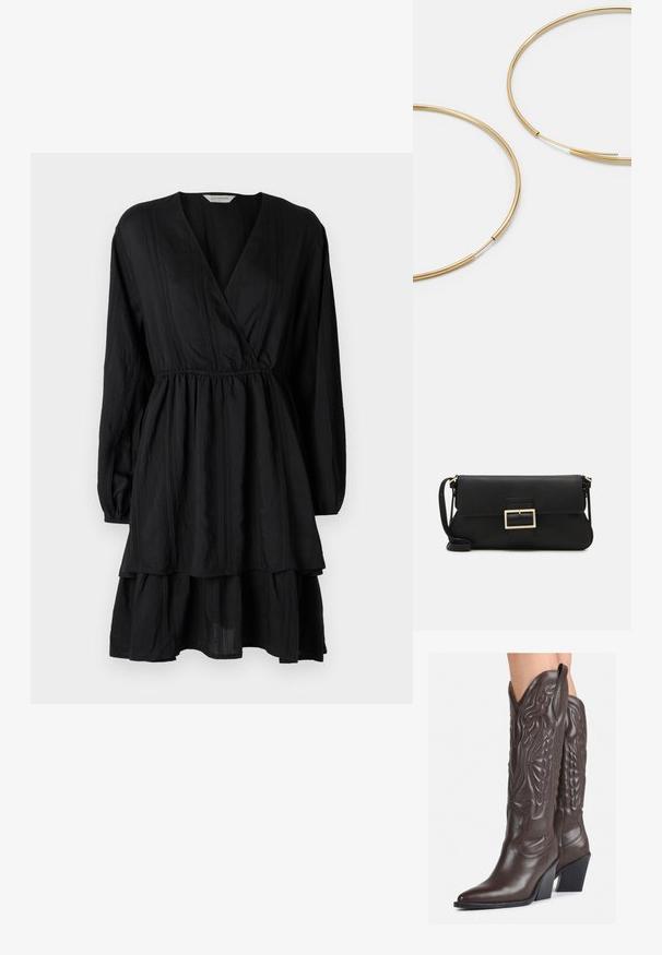 Schwarzes Kleid mit langen Ärmeln, V-Ausschnitt und gerafftem Taillenbund. Mit mehrlagigem Rock und subtilen strukturierten Streifen im gesamten Kleid.; Braune Leder-Cowboy-Stiefel mit spitzem Punkt und Blockabsatz, die über detaillierte Stickereien und hervorgehobene Akzente am Schaft verfügen.; Schwarze Leder-Clutch mit Klappe und goldfarbenem Metallschnallen-Detail. Enthält einen schwarzen Riemen und ein schlankes, minimalistisches Design.; Goldfarbene Ohrringe in Form von dünnen, runden Kreolen, mit einer glatten, metallischen Oberfläche und ohne Verzierungen oder Muster.