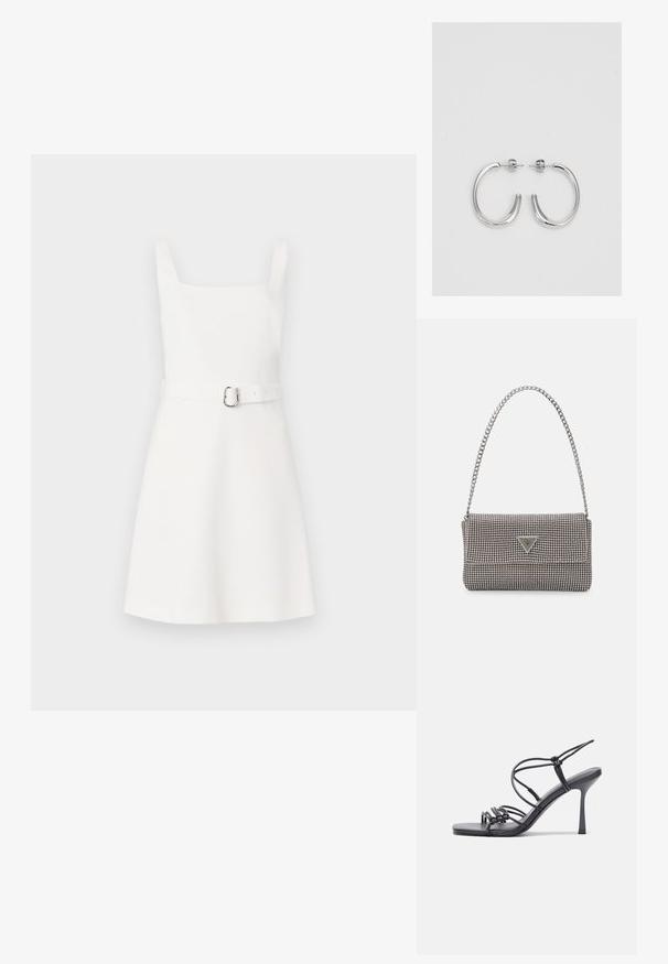 Biała sukienka bez rękawów z kwadratowym dekoltem, dopasowanym korpusem, rozkloszowanym dołem oraz pasującym paskiem z srebrną klamrą. Prosta, gładka tkanina.; Czarne sandały na wysokim obcasie mają cienkie paski z węzłowym wzorem, gładki, kwadratowy czubek i smukły obcas w stylu szpilki.; Jasnoszara metaliczna torebka na łańcuszku, ozdobiona małymi okrągłymi metalowymi ćwiekami oraz trójkątnym logo marki.; Srebrne kolczyki na biglu o gładkim, błyszczącym wykończeniu. O zaokrąglonym kształcie, lekkim designie, z zamknięciem na zatrzask.