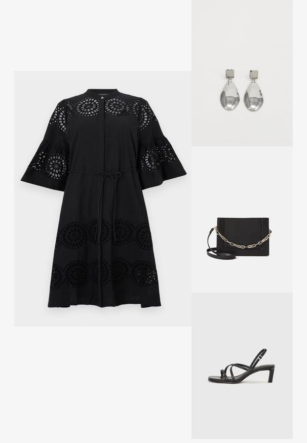 Svart kjole med broderidetaljer, klokkeærmer og knyteliv. Har sirkulære utskjæringer og knapp foran. Laget av lettvektstoff.; Sorte sandaler med stropper, firkantet tå og lav blokk hæl. Har flere tynne stropper og en justerbar ankelstropp. Laget av glatt lær.; Svart lær crossbody-veske med glatt tekstur, rektangulær form og metallkjede detaljer på framsiden. Justerbar stroppe inkludert.; Sølv dråpeøreringer med firkantet studs, med en glatt, polert overflate og en tåreformet design som reflekterer lys med en blank overflate.