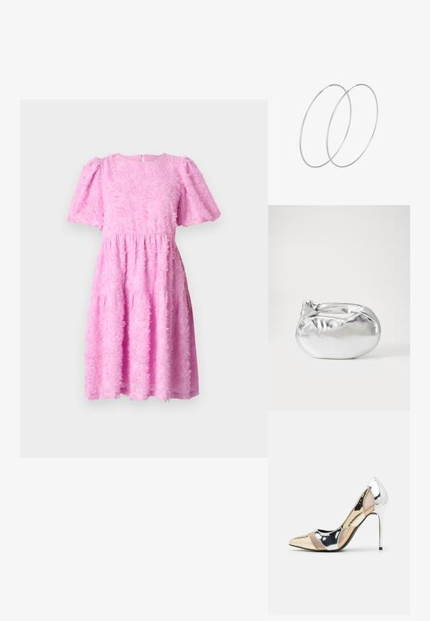 Roza obleka s teksturiranim cvetnim vzorcem, kratkimi napihnjenimi rokavi, okroglo izrezo in večplastnim krilom. Zapiranje z zadrgo na hrbtni strani.; Čevlji z visoko peto in konico, v barvni kombinaciji srebrne, zlate in nude. Sijajna obdelava z izrezljanim dizajnom, z igličasto peto.; Srebrna kovinska torbica z mehko, zaobljeno obliko in zavezano zgornjo zaporo. Narejena iz gladkega umetnega usnja.; Srebrne uhane v obliki obroča z minimalističnim dizajnom. Krožna oblika, gladka tekstura in tanek profil. Lahki s poliranim zaključkom.