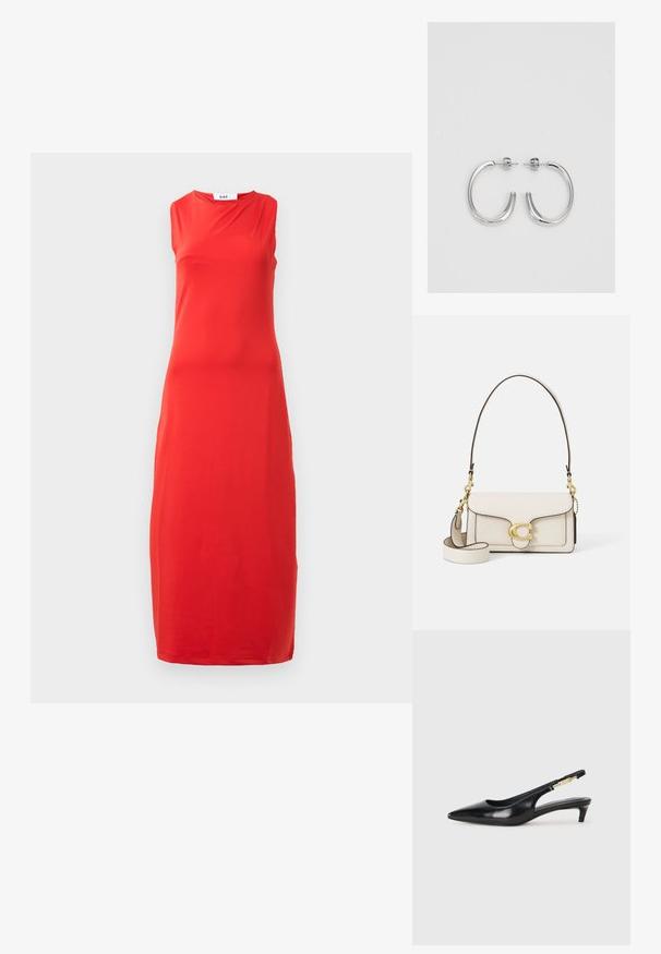 Ärmlös, golvlång röd klänning med hög rund halsringning och subtil drapering vid kragen.; Svart läder slingback-hälar med spetsig tå, med en smal klack och en guldtonad detalj på den justerbara remmen. Slät textur.; Krämfärgad läderhandväska med en strukturerad design, kontrasterande svarta kanter, guldfärgade detaljer och ett avtagbart band med en signaturlogotyp.; Silverfärgade hängande örhängen med en slät, blänkande yta. Rundad form, lätt design, med ett stift- och bakstängning.