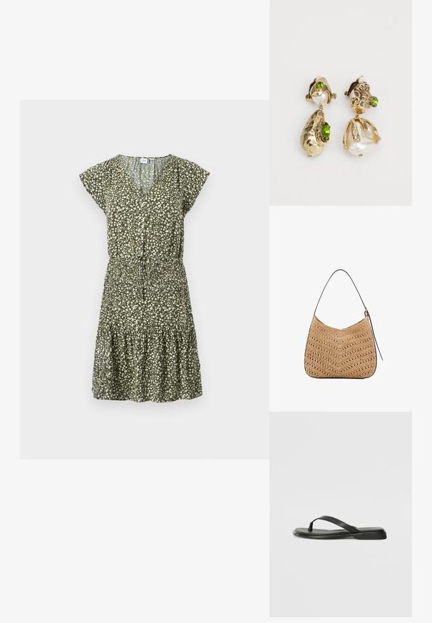 Kvetinové šaty v olivovo zelenej farbe majú výstrih do V, krátke rukávy, elastický pás a volánový lem v tierovom štýle s bielymi kvetinovými vzormi.; Čierne šľapky vyrobené z hladkej kože, s tenkým pásikom a plochou podrážkou s minimalistickým profilom. Bez výrazných vzorov alebo akcentov.; Tkaná slamenná ramenná taška s zakriveným tvarom, vybavená tmavou koženou rukoväťou a textúrovaným povrchom s vzorom v tvare chevron.; Náušnice v zlatej farbe majú nepravidelné textúrované tvary, zdobené zelenými drahokamami a bielymi perlami, zabezpečené klipsovými uzávermi.
