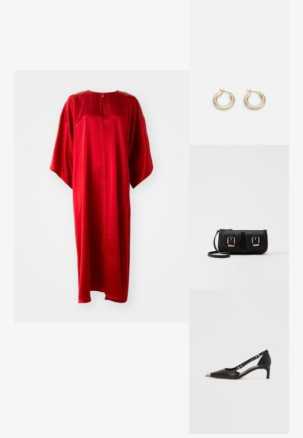 Röd kaftanklänning med rund halsringning och korta ärmar, tillverkad av ett mjukt tyg, med en vertikal dragkedja bak och en lös passform.; Svart läder kitten heel med spetsig silver-tåhätta och dubbla remmar med spänne på vit bakgrund.; Svart läderaxelväska med två framfickor, guldspännen, dragkedjestängning och en smal rem. Texturerad yta och kompakt rektangulär form.; Lauren Ralph Lauren BASIC SMALL HOOP - Örhänge - gold-coloured