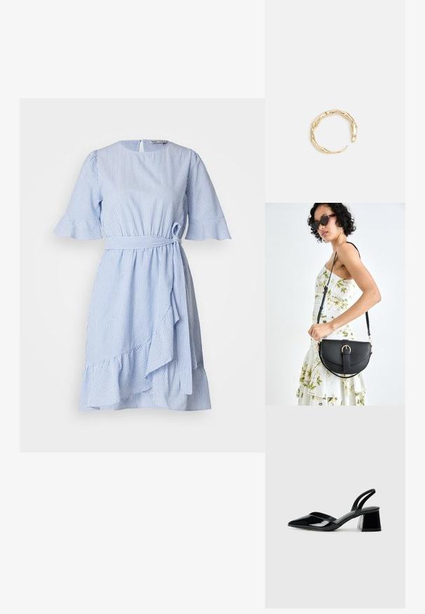 Niebieska i biała sukienka w paski z krótkimi falbaniastymi rękawami, paskiem w talii i asymetrycznym dołem. Wykonana z lekkiego materiału o gładkiej fakturze.; Czarne lakierowane półbuty na obcasie z wydłużonym noskiem i geometrycznym słupkiem. Charakteryzują się eleganckim, minimalistycznym designem oraz gładką fakturą.; Czarna skórzana torebka o zakrzywionym kształcie, z odpinanym paskiem i złotymi akcentami. Torebka posiada klapę z zapięciem w kształcie klamry.; Pierścionek w odcieniu złota z organicznym, skręconym wzorem, o gładkiej fakturze i zwężających się końcach, tworzący nowoczesny, rzeźbiarski wygląd.