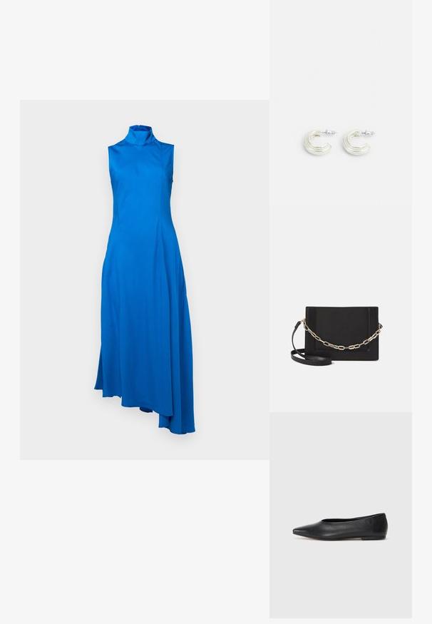 Asymmetrische, mouwloze blauwe jurk met een hoge hals. Gemaakt van gladde stof, heeft een vloeiende silhouet en zijslits. Ritssluiting aan de achterkant.; Zwarte leren balletflat, puntige neus, minimalistisch design, gladde textuur, lage hak, geen zichtbaar beslag of versieringen.; Zwarte leren schoudertas met een gladde textuur, rechthoekige vorm en een metallic kettingdetail aan de voorkant. Verstelbare schouderband inbegrepen.; Zilverkleurige oorbellen in een gedraaide hoepelontwerp, met een gestructureerde oppervlakte en geribbelde details, bevestigd met een post sluiting.