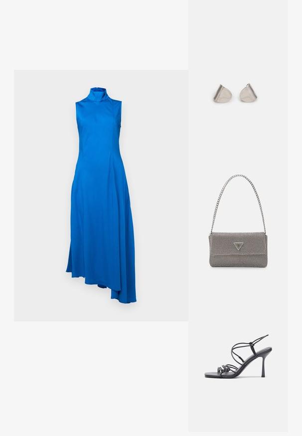 Asymetrické, bezramínkové modré šaty s vysokým krkem. Vyrobené z hladké tkaniny, mají splývavou siluetu a postranní rozparky. Zip na zadní straně.; Černé high-heeled sandály mají tenké pásky s uzlovým designem, hladký čtvercový špičku a elegantní jehlový podpatek.; Světle šedá kovová kabelka s řetízkem, zdobená malými kulatými kovovými cvočky a trojúhelníkovým logem značky.; Stříbrné kovové náušnice s hladkým tvarem slzy a lesklým povrchem. Jemné rytiny přidávají detail. Minimalistický design.