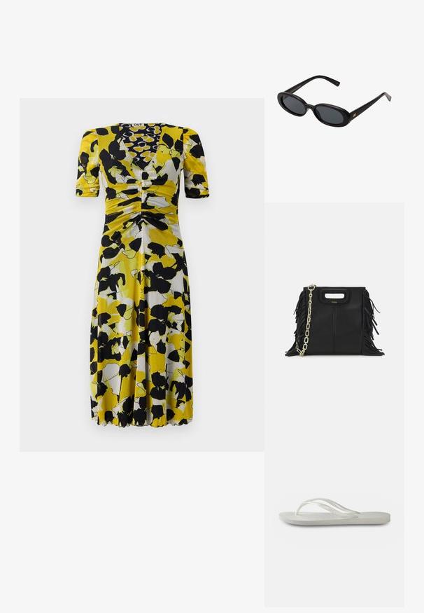 Virágmintás ruha sárga, fekete és fehér mintázattal, V-nyakkivágással, rövid ujjakkal és ráncolt részletekkel a deréknál.; Fehér flip-flop, textúrált talppal, vékony pántokkal és lapos kialakítással. Gumi anyagból készült, finom logóval a talprészén.; Fekete, oversize napszemüveg ovális lencsékkel, sima műanyag kerettel és arany részletekkel a fülpánton. Sötét lencséi védelmet nyújtanak a napfény ellen.; Fekete bőr kézitáska, frufrus részletekkel, arany láncos vállpánttal és kivágott fogantyúval. Az elülső részen logó található.