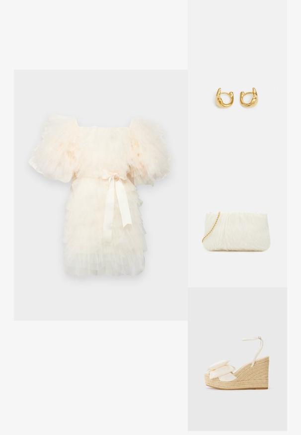 Ida Sjöstedt EXCLUSIVE CRYSTAL DRESS - Koktélruha / Partiruha - ivory; Sarok-emelő szandál természetes juta talppal, krém színű textil felsőrész és két rétegű virágdíszítéssel; vékony bokapánttal és csattal rendelkezik.; Fehér, textúrált kistáska gyűrött dizájnnal, arany lánc pánttal. Simító felület finom hullámokkal és lekerekített élekkel.; Arany karika fülbevalók sima, lekerekített kialakítással, fényes felülettel. A fülbevalók kompakt, tömzsi formájúak, és zökkenőmentes kapoccsal rendelkeznek.