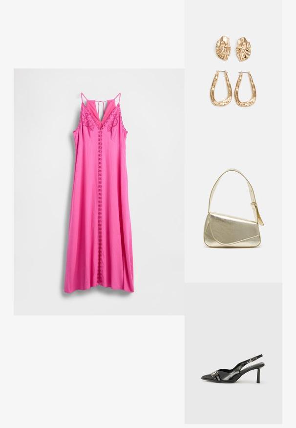 Ružové šaty bez rukávov s výstrihom do V, zdobené kvetinovou výšivkou a centrálnym radom slučiek. Hladká látka, dlhý, plynulý strih.; Čierne lakované kožené slingback topánky s špicatou špičkou, remienkami okolo členku s striebornými prackami a hardvérom, a štíhlým podpätkom.; Zlatá metalická kabelka so štruktúrovaným dizajnom, hladkou textúrou a nastaviteľným popruhom. Obsahuje jedinečný trojuholníkový tvar a minimalistické šitie.; Náušnice v zlatej farbe s textúrovanými, vlnitými tvarmi. Obsahujú sochárske klipsové náušnice a otvorený tvar krúžku s kladivkovým povrchom.