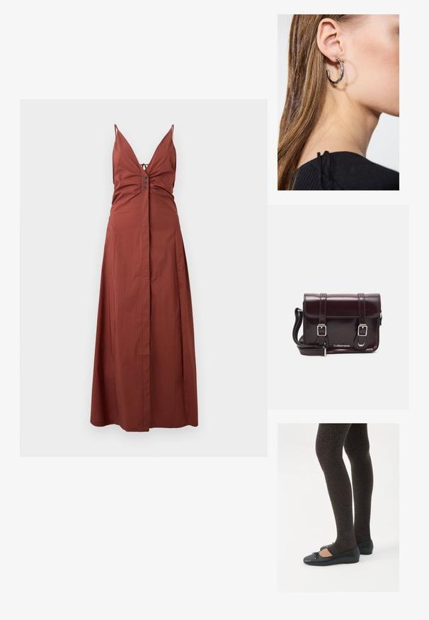Rozsda színű maxi ruha mély V-kivágással, állítható pántokkal, ráncolt testtel és gombos díszítéssel az elején. Sima anyag.; Fekete lapos cipők kis masni díszítéssel az orrán, sötétbarna bordázott harisnyával párosítva. A cipők sima textúrával és alacsony profilúak.; Burgundy lakkbőr keresztpántos táska téglalap alakú, két pánttal, ezüst színű szerelvényekkel és fedélzárral.; Ez egy ezüst fülbevaló, sima felülettel, amelyen apró arany díszítőelemek találhatók. Kerek formájú és a fülcimpán viselik.