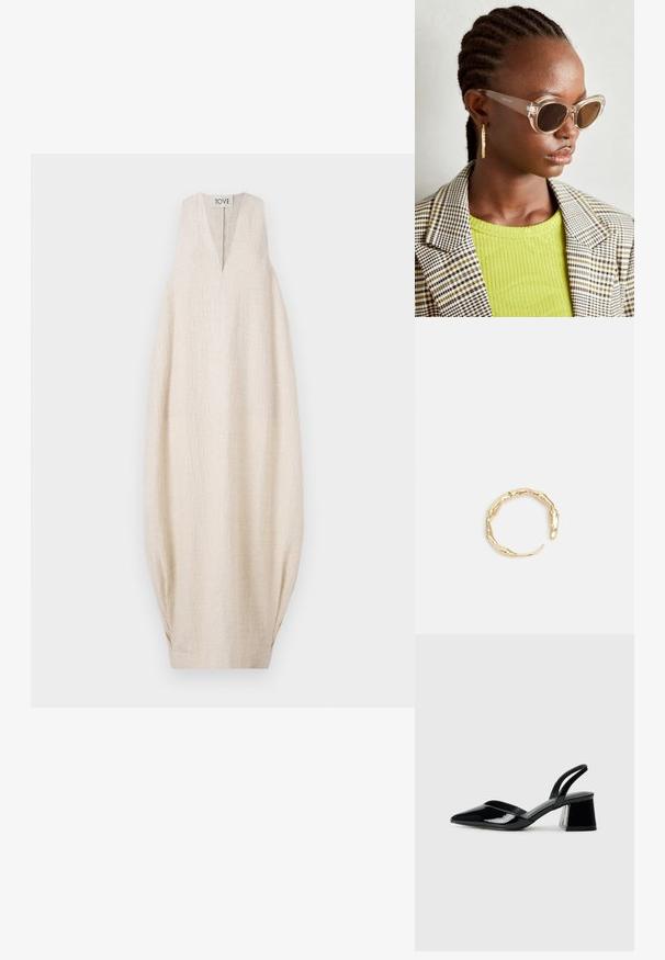 Svetlo bež brezrokavna obleka z V-izrezom, teksturirana tkanina in oversize obliko, s plissiranjem na straneh. Blagovna znamka na vrhu.; Črne lakirane slingback pete s koničastim nosom in geometrijsko blokasto peto. Imajo eleganten, minimalističen dizajn in gladko teksturo.; Jasnočične sončne očala s svetlo rjavimi lečami in prozornim okvirjem. Model nosi zeleno rebrasto majico in karirasti blejzer. Zlati obročasti uhani.; Zlati prstan s organskim, zvitim dizajnom, gladko površino in taperiranimi konci, ki ustvarja modernega, skulpturalnega videza.
