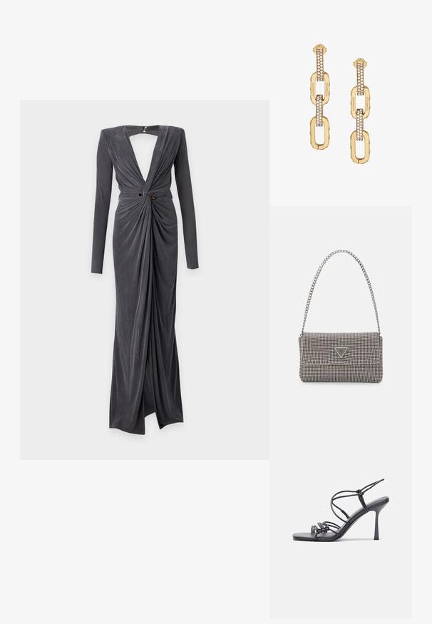 Dlhé šedé šaty s hlbokým V-výstrihom, prekrúteným detailom vpredu a výrezom na chrbte. Vyrobené z mäkkej látky s jemným leskom. Zlaté akcenty v oblasti pásu.; Čierne sandále na vysokom podpätku majú tenké remienky s uzlovým dizajnom, hladký štvorcový špičku a elegantný stiletto podpätok.; Svetlošedá metalická kabelka s reťazovým popruhom, ozdobená malými kruhovými kovovými štítkami a trojuholníkovým logom značky.; Zlaté náušnice s článkovým dizajnom, doplnené čírymi kryštálmi, s vygravírovaným logom "GUESS" a hladkým povrchom.