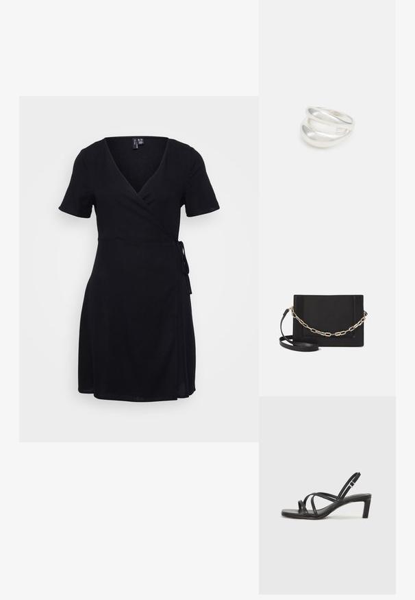 Juodas apgaubiantis suknelė su trumpomis rankovėmis ir V formos dekoltė. Yra dirželis ties juosmeniu ir sklandus audinio faktūra. Pusiau ilgio dizainas.; Juodi šlepetės su kvadratiniu pirštu ir žemu bloku kulnu. Yra keli ploni dirželiai ir reguliuojamas kulkšnies diržas. Pagaminti iš lygios odos.; Juodas odinis per petį nešiojamas krepšys turi lygų paviršių, stačiakampio formą ir metalinę grandinėlę priekyje. Pridedama reguliuojama dirželis.; Sidabrinis dvigubas žiedas su lygiu, poliruotu paviršiumi. Pasižymi sklandžiu, kreiptu dizainu su persipinančiomis dalimis, suteikiančiomis modernų išvaizdą.