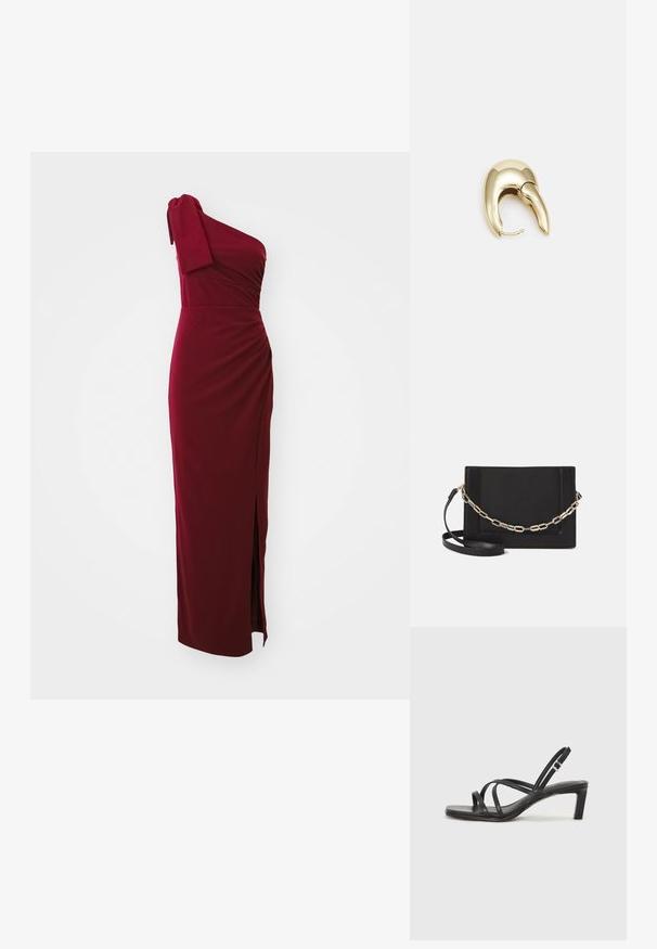 Egy vállra eső burgundi ruha, testhez simuló felsőrész, drapériával, oldalsó hasítékkal és puha textúrával. Rövid ujjú, csomó részlettel. Hosszú fazon.; Fekete pántos szandál négyzetes orral és alacsony blokk sarkal. Több vékony pánttal és állítható boka pánttal rendelkezik. Sima bőrből készült.; Fekete bőr keresztpántos táska, sima textúrával, téglalap alakú és fém lánc részlettel az elején. Állítható pánttal ellátva.; Aranyszínű fém fülbevaló, elegáns, ívelt formával. Különleges hegyes alak, fényes felszín és zsanéros záródás jellemzi.
