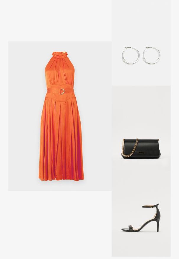 Oranžna halterska obleka s plisiranim krilom, zbrano dekoltejem in pasom z oblogo, ki vključuje podrobnost krožne sponke. Gladek, gladek material.; Črne usnjene sandale s peto, ki imajo priponko za gleženj. Imajo gladko teksturo, odprt prst in tanek peto. Podrobnost z zlatim sponko.; Črna usnjena torbica z zlatim verižnim trakom, z gladko teksturo, pravokotno obliko in embosiranim logotipom spredaj.; Srebrni obroči za ušesa imajo gladko, zaobljeno obliko z tankim profilom in varnim zapiranjem. Minimalističen stil z sijočo površino.