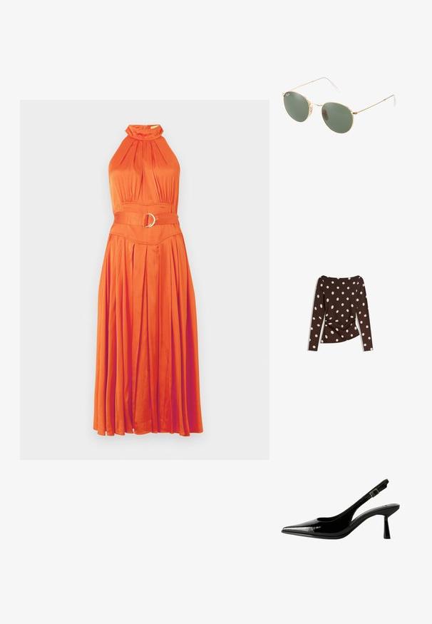 Orangenes Halterkleid mit plissiertem Rock, gerafftem Ausschnitt und einem taillierten Bund mit einer runden Schnalle. Eleganter, glatter Stoff.; Braunes Langarmoberteil mit tiefem Rundhalsausschnitt, das große weiße Punkte aufweist und eine Raffung an der Taille für eine figurbetonte Passform hat.; Schwarze Lackleder Slingback-Pumps mit spitzem Zeh, ausgeschnittenen Seiten, verstellbarem Knöchelriemen und einem dünnen, eleganten Absatz.; Sonnenbrille mit goldfarbenem Metallrahmen und grünen Gläsern, runder Form, dünnen Bügeln und weißen Kunststoffakzenten an den Enden der Bügel.; Goldene Creolen mit strukturiertem Finish, die entlang der Kante mit einer Reihe kleiner klarer Kristalle verziert sind und einen Steckverschluss haben.