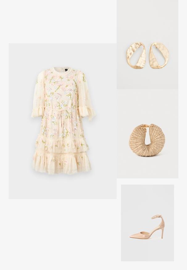 Vestido bordado en suave tela beige transparente con patrones florales, volantes en capas y mangas abullonadas. Cintura con cordones para ajustar la talla.; Zapato de charol nude con punta afilada, correa en el tobillo y tacón de aguja, que presenta una textura suave y un diseño minimalista.; Cult Gaia UBAH - Clutch - wheat; Un par de pendientes de metal dorado en forma de óvalo irregular con una superficie texturizada y ligeramente martillada sobre un fondo blanco.