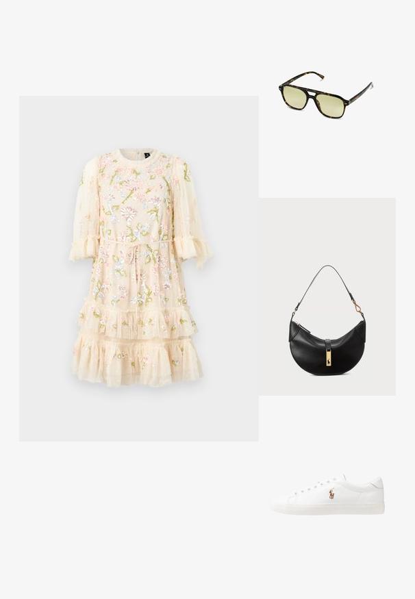 Szyta na miarę sukienka z delikatnego beżowego materiału przezroczystego, zdobiona kwiatowymi wzorami, z falbanami w warstwach i bufkami na rękawach. Sznurowany pas w celu regulacji dopasowania.; Białe skórzane sneakersy, niskoprofilowy design, charakteryzujące się gładką fakturą, okrągłym noskiem, sznurowanym przodem i małym haftowanym logo z boku.; Słoneczne okulary w kratkę w kształcie prostokąta, z soczewkami w zielonym odcieniu i wzorzystymi ramkami z acetatu. Posiadają metalowe akcenty w pobliżu soczewek.; Czarna skórzana torebka w kształcie półksiężyca. Ma złote akcenty i wąski pasek. Gładka tekstura, zamek błyskawiczny na górze.