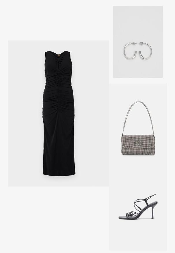 Čierne maxi šaty bez rukávov s nariasením po stranách a vpredu, vyrobené z hladkej, elastickej tkaniny, s výstrihom do V.; Čierne sandále na vysokom podpätku majú tenké remienky s uzlovým dizajnom, hladký štvorcový špičku a elegantný stiletto podpätok.; Svetlošedá metalická kabelka s reťazovým popruhom, ozdobená malými kruhovými kovovými štítkami a trojuholníkovým logom značky.; Strieborné kruhové náušnice s hladkým a lesklým povrchom. Okrúhly tvar, ľahký dizajn, s uzáverom na kolík.