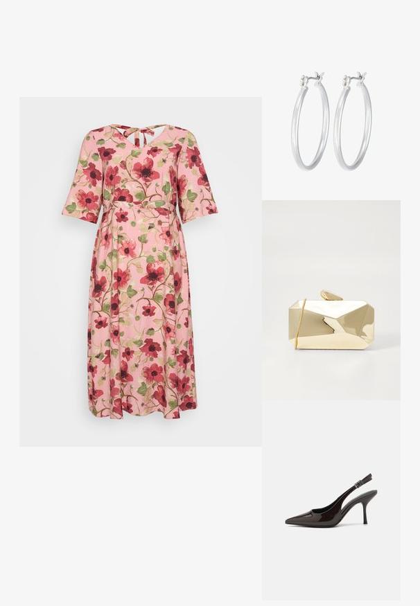 Blomsterkjole med en lyserød baggrund, prydet med røde og grønne blomstermønstre, korte flagrende ærmer og en V-hals med en slipsdetalje bagpå.; Slingback højhælet sko i glat mørkebrun patenteret læder, spids tå, åbne sider og justerbar ankelrem.; Guldfarvet metallic clutch taske med et geometrisk design, glat tekstur, en lynlåslukning og en lås på toppen. Tasken er rektangulær med skarpe kanter.; Sølv hoop øreringe med en glat, poleret overflade. Rund form og sikker klik-lukning. Letvægtsdesign, der er velegnet til hverdagsbrug.