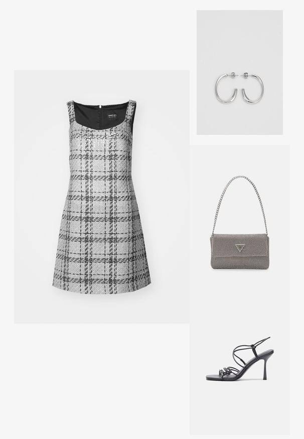 Sivý károvaný šaty so štvorcovým dekoltom, bez rukávov a so zipsom na chrbte. Obsahuje textúrovanú látku s čiernymi akcentmi.; Čierne sandále na vysokom podpätku majú tenké remienky s uzlovým dizajnom, hladký štvorcový špičku a elegantný stiletto podpätok.; Svetlošedá metalická kabelka s reťazovým popruhom, ozdobená malými kruhovými kovovými štítkami a trojuholníkovým logom značky.; Strieborné kruhové náušnice s hladkým a lesklým povrchom. Okrúhly tvar, ľahký dizajn, s uzáverom na kolík.