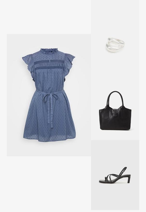 Modra, kratka obleka s nabranimi detajli, teksturirana tkanina z majhnimi pikami, zvečana pasom in zavezanim pasom.; Črne natikače s trakovi in kvadratnim prstom ter nizkim blokastim peto. Imajo več tankih trakov in nastavljiv trak okoli gležnja. Narejene so iz gladkega usnja.; Črna usnjena torba s gladko teksturo, strukturirano obliko, dvema ročkama in izrazitim srebrnim sponko na sprednji strani.; Srebrn dvojni prstan z gladko, polirano površino. Ima tekoč, ukrivljen dizajn z prekrivajočimi se sekcijami za sodoben videz.